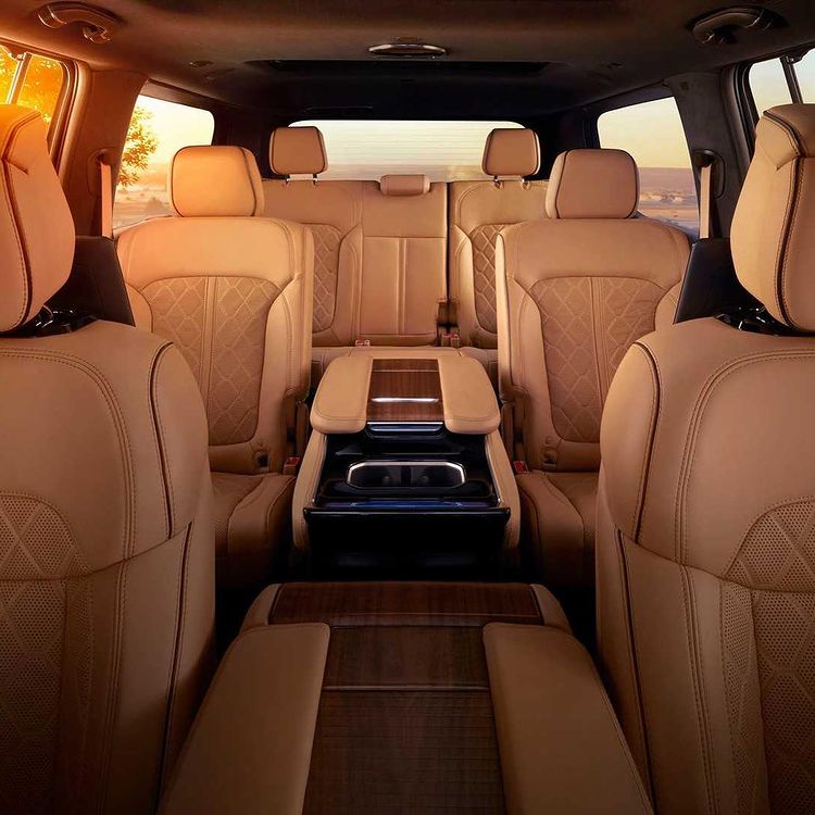 2022 Jeep Grand Wagoneer interior 