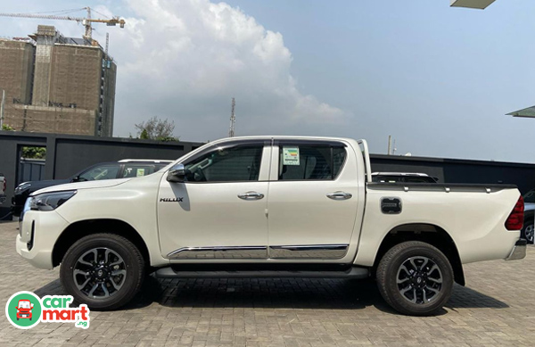 2022 Toyota Hilux sideview