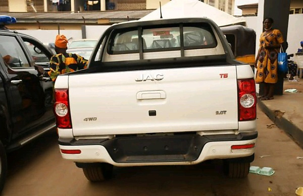 JAC Pickup presented to Olubadan designate by Oyo State Gov