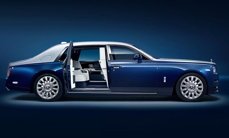 2023 Rolls Royce Phantom side view
