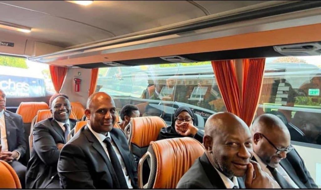 African Presidents ride one bus to Queens funeral