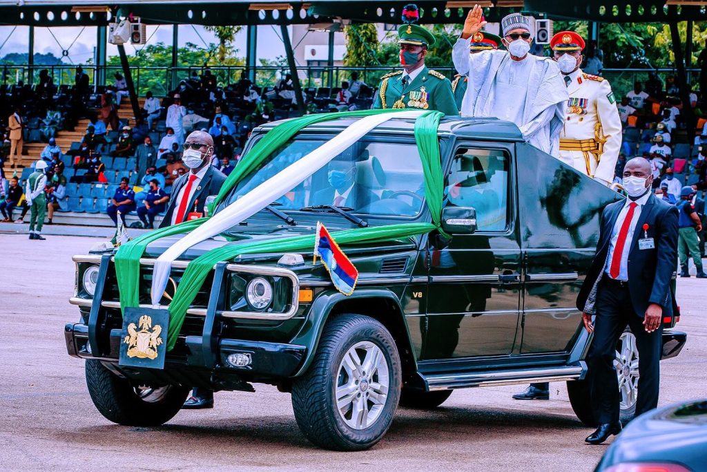 Buhari Arrived at Abuja Eagles Square In a Mercedes-Maybach G650 Landaulet