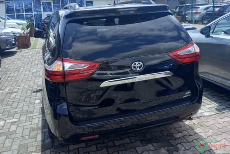 back view of Tokunbo 2018 Toyota Sienna [Limited]