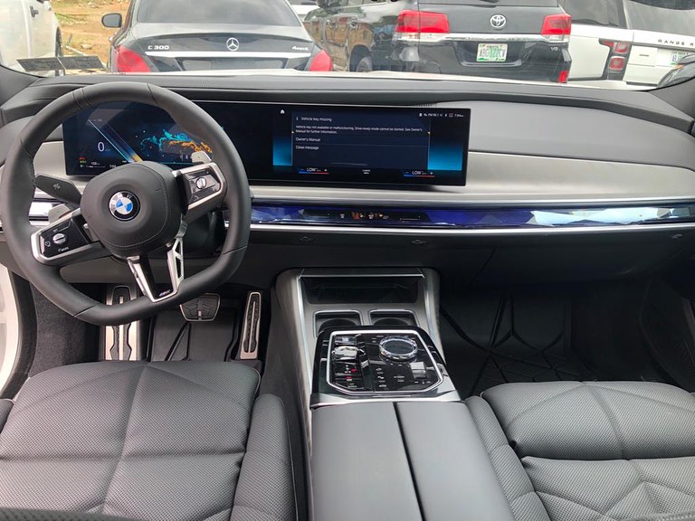 Reviews The 2023 BMW 740i interior