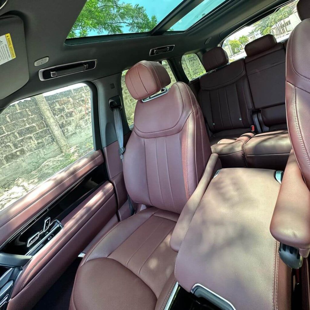 2023 Range Rover Vogue inside