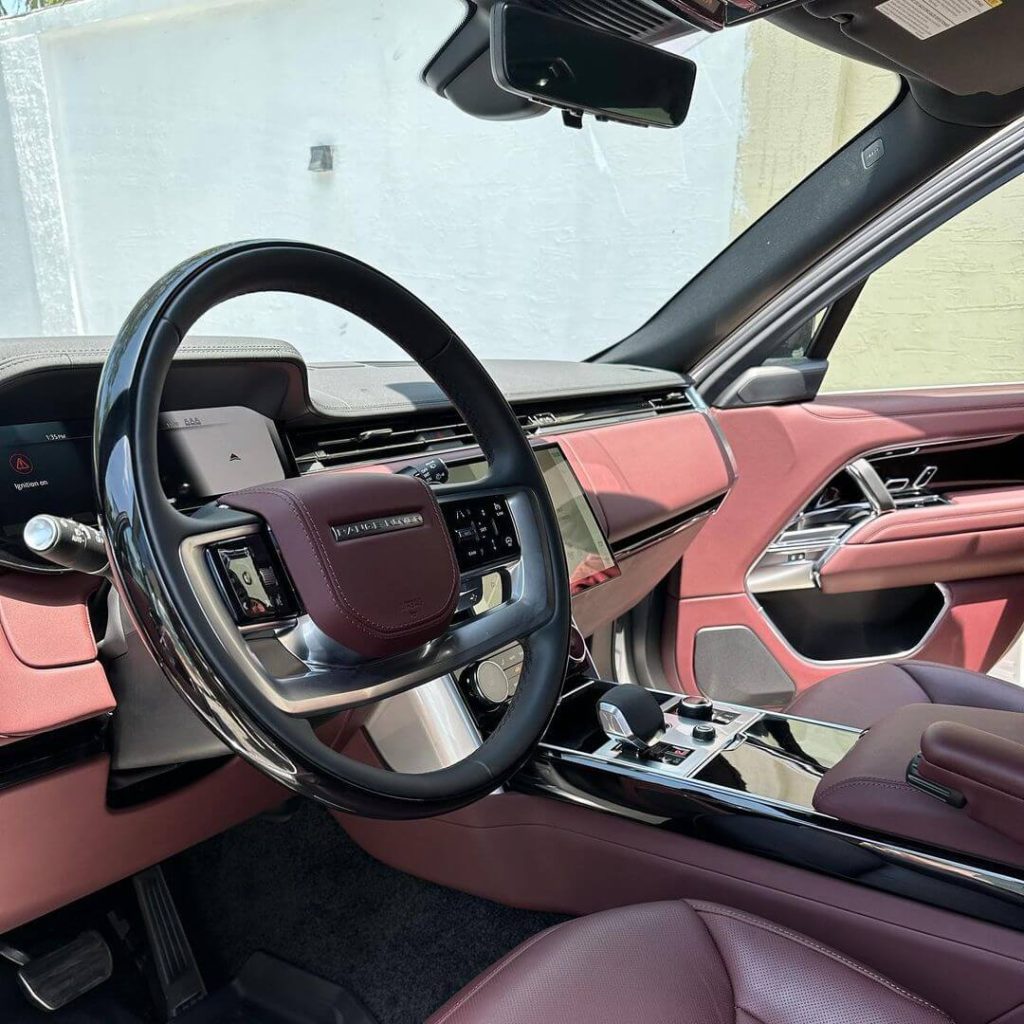 2023 Range Rover Vogue interior