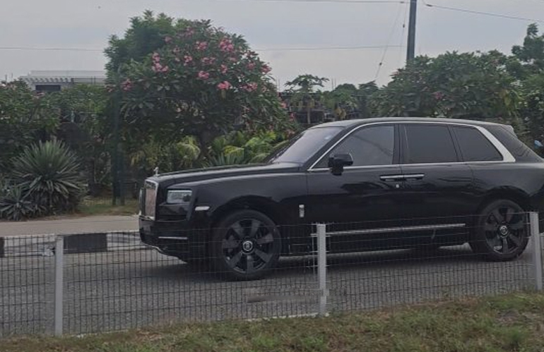 Video Shows the Rare Moment a Brand New 2023 Rolls-Royce Cullinan Worth Over N400 million Was Spotted in Lekki, Lagos