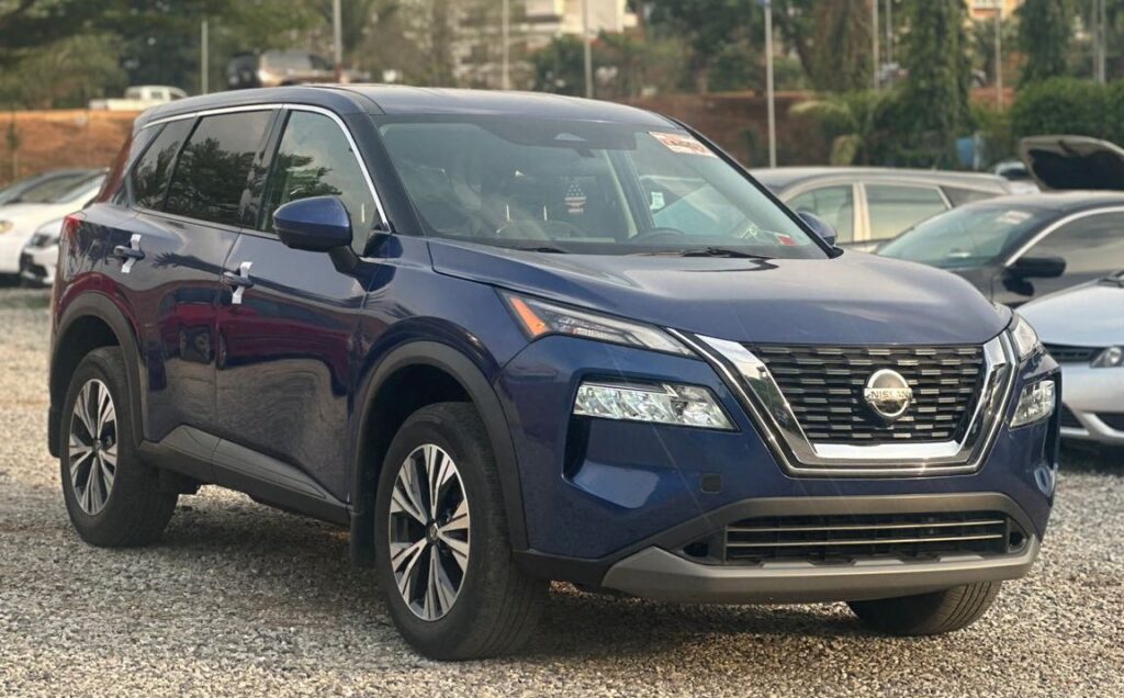 2021 Nissan Rogue front view