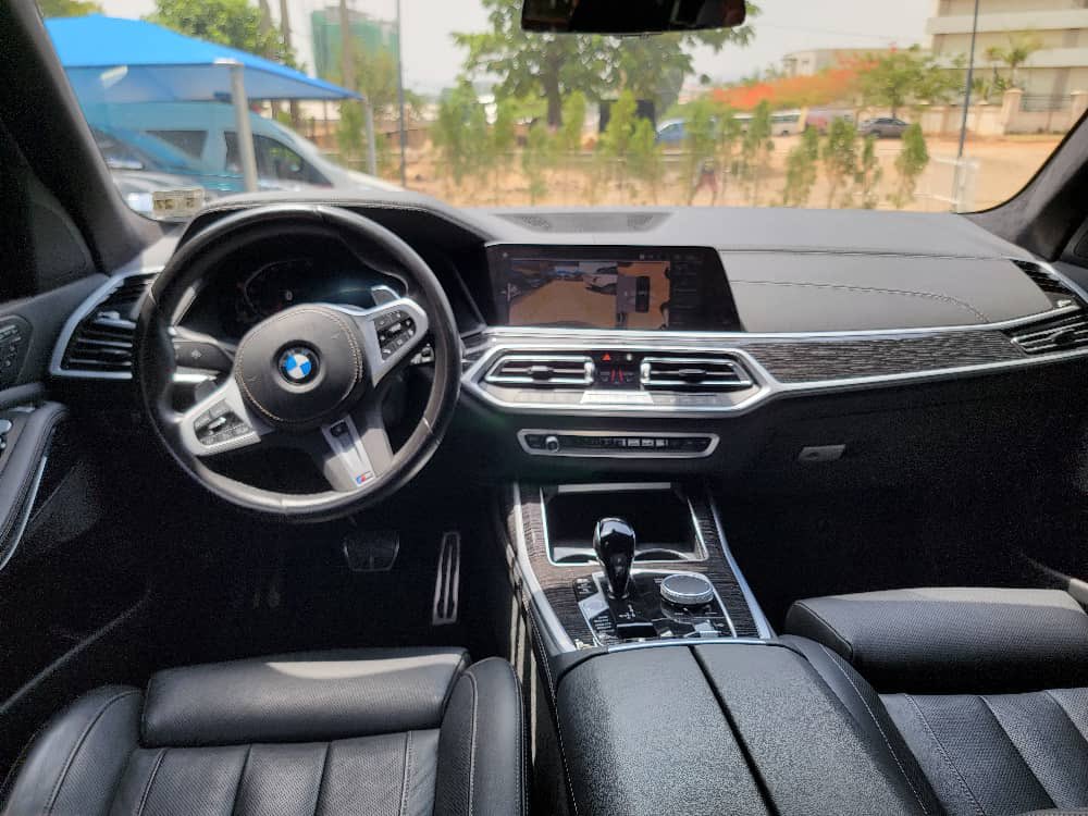 2022 BMW X7 interior