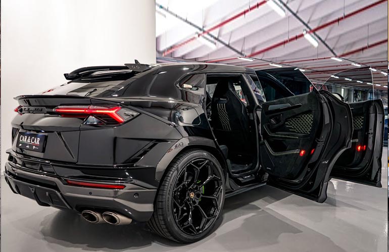 2024 Lamborghini Urus side view