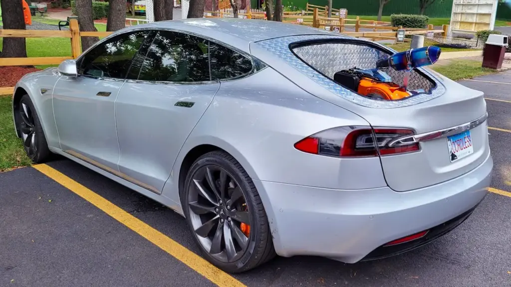 Man Puts a Generator in His Tesla to Avoid Running Out of Battery Charge While Traveling 