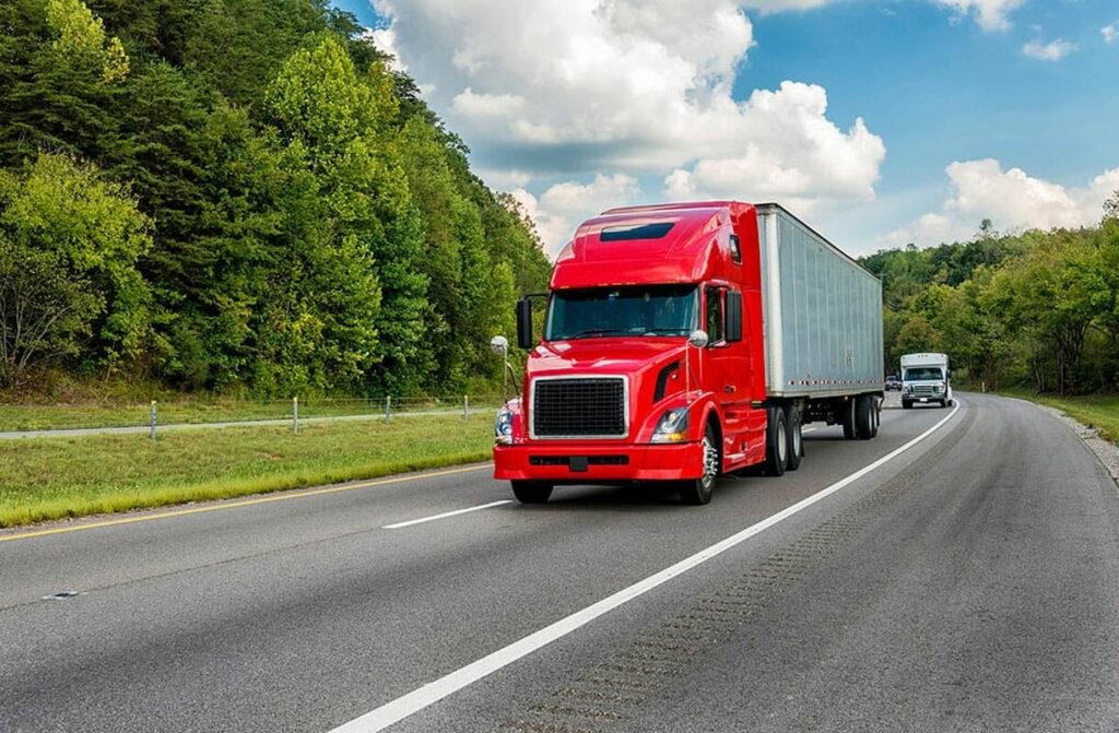 The major reason behind why semi-trucks make such a loud noise When They Slow Down