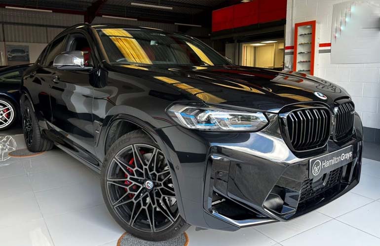 This all-black BMW X4 M Competition is like an invisible car at night