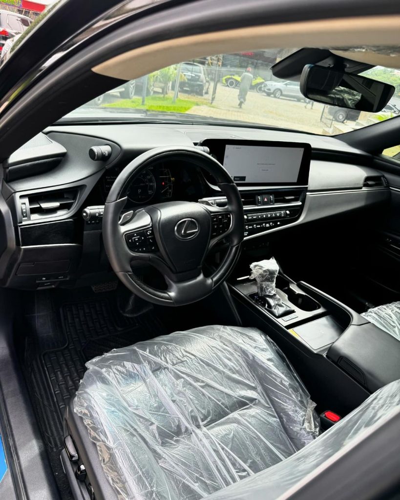 2023 Lexus ES350h interior
