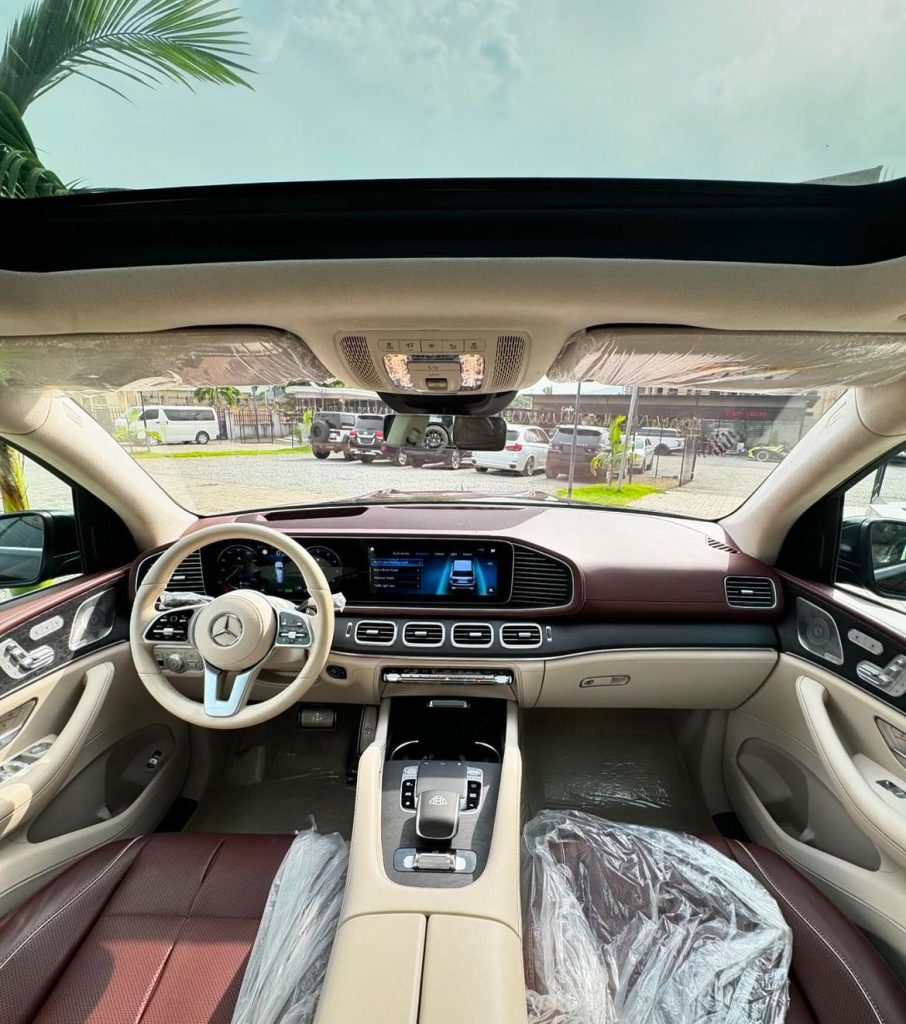 2023 Mercedes Maybach Gls600 interior front
