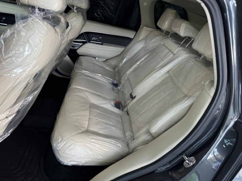 2024 Range Rover Vogue back seat