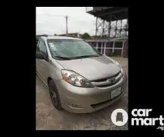 Clean First Body 2008 Toyota Sienna With DVD And Rev Camera