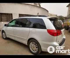 Direct Tokunbo 2010 Toyota Sienna XLE