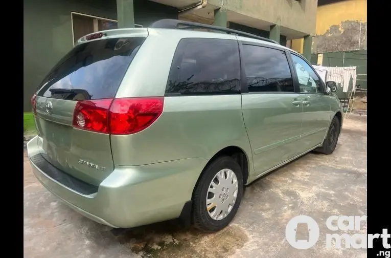 2007 Foreign-used Toyota Sienna CE
