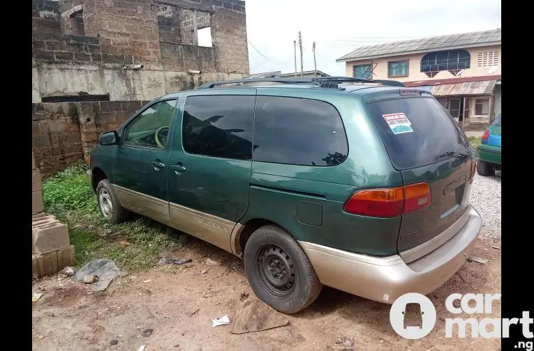 Neatly used 2001 Toyota Sienna