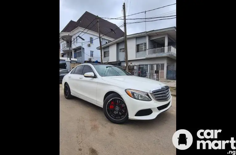 Few months registered 2015 Mercedes-Benz C300 4MATIC (full option)