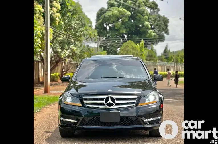 SUPER CLEAN 2012 MERCEDES BENZ C300