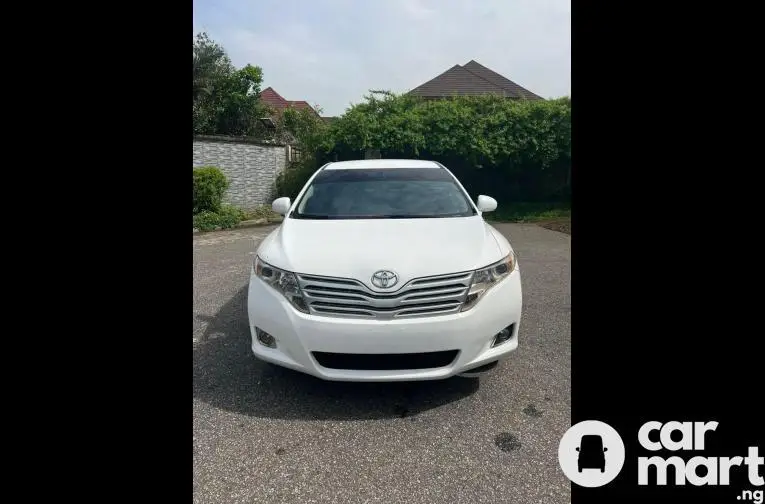 SUPER CLEAN 2010 TOYOTA VENZA - 1