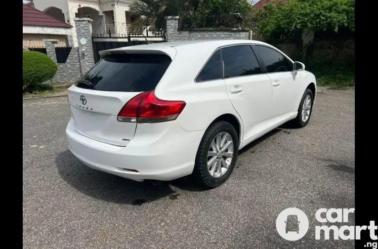 SUPER CLEAN 2010 TOYOTA VENZA - 5