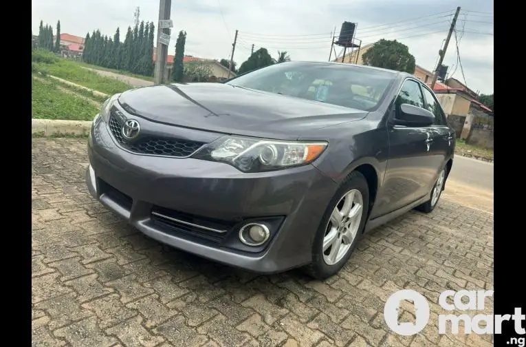 2014 TOYOTA CAMRY SE - 1